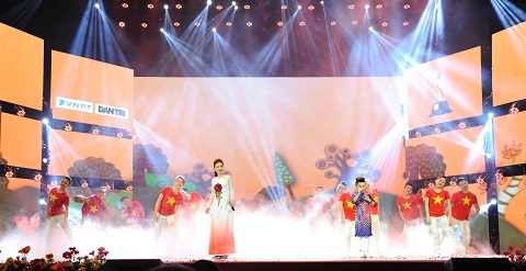 Dù là tiết mục được thể hiện cuối chương trình, song Dương Hoàng Yến và Nhật Minh với bài hát 