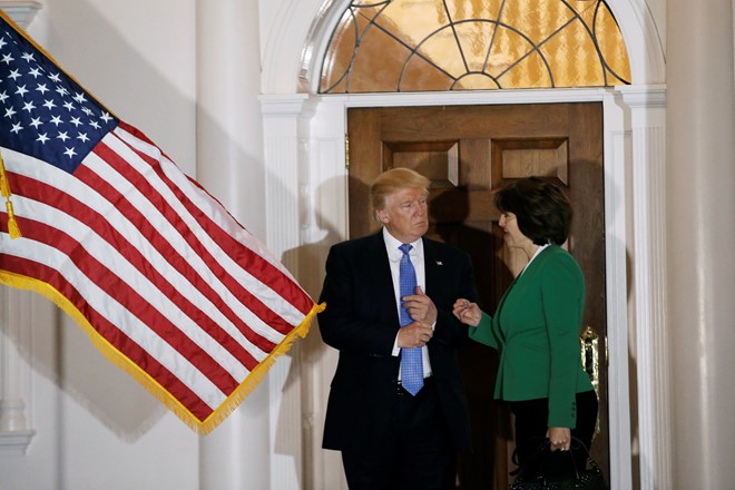Ông Trump bước ra khỏi ngôi nhà của mình tại câu lạc bộ golf Trump ở New Jersey để tiễn nghị sĩ Cathy McMorris Rodgers sau cuộc gặp của hai người hôm 20/10. Đây là lần hiếm hoi ông Trump xuất hiện trước ống kính báo chí chầu chực theo dõi công tác chuyển giao quyền lực của ông. Ảnh: Reuters.
