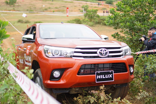 Toyota Hilux 2016 đã sẵn sàng ngôi vị á quân?