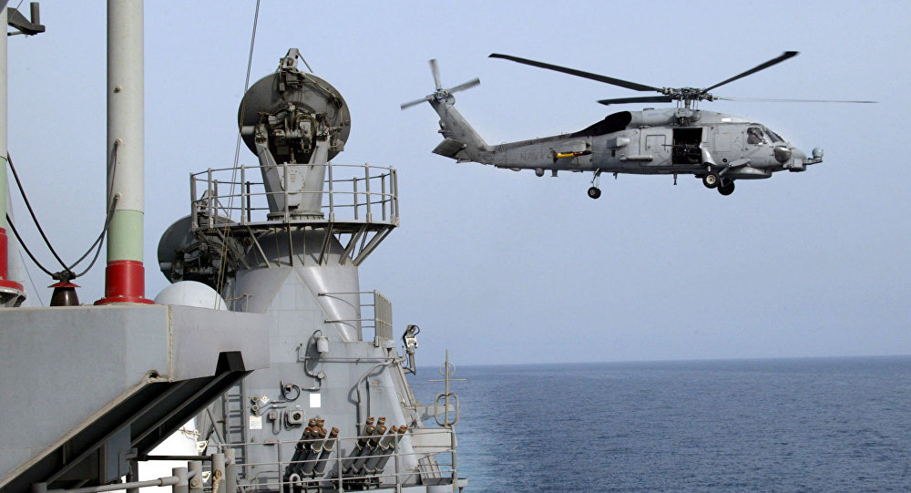 Chiến hạm Iran táo tợn chĩa súng vào trực thăng Mỹ