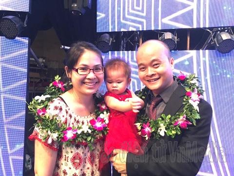 Vợ và con anh Đào Xuân Hoàng, thành viên sáng lập Monkey Junior đến chia vui tại Lễ trao giải