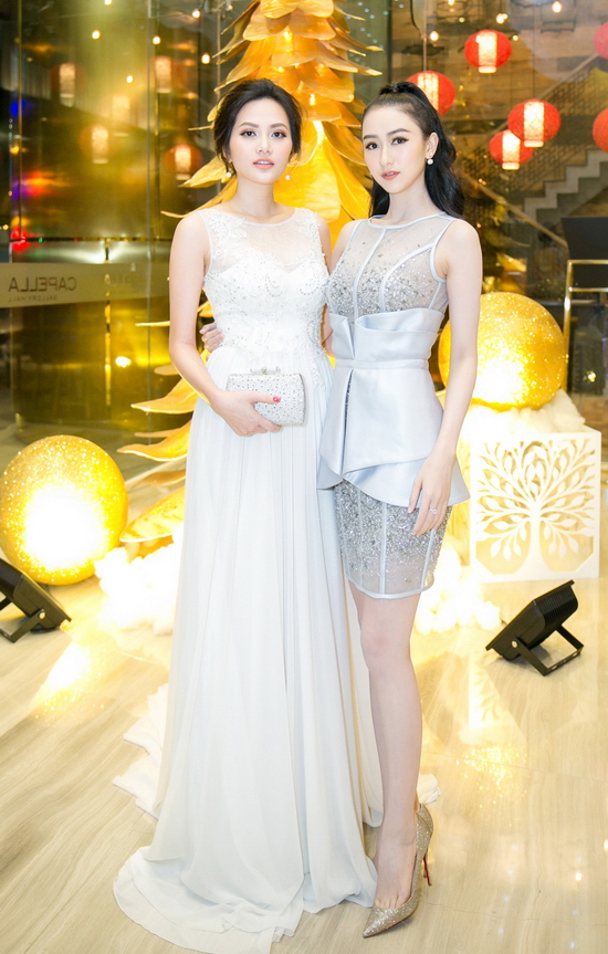 Trong khi Hoa hậu Đông Nam Á Diệu Linh diện bộ váy trắng thướt tha của Nhà thiết kế Lê Thanh Hòa, thì Hà Thu chọn bộ váy ngắn với chi tiết eo tinh tế của Nhà thiết kế Châu Phạm.