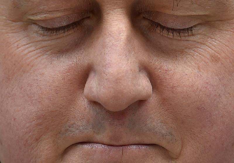 Cựu Thủ tướng Anh David Cameron dừng lại khi nói đến cuộc trưng cầu dân ý về việc Anh nên rời đi hay ở lại EU bên ngoài căn nhà số 10 trên phố Downing, London ngày 21/6. Tờ 