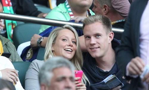 Thủ môn Ter Stegen của Barca gắn bó với bạn gái Daniela Jehle, người kém anh tới hẳn một cái đầu khi đứng cạnh nhau.