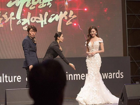 Midu được vinh danh tại giải thưởng Korean Culture Entertainment Awards 2016