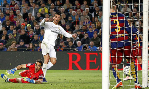 Ronaldo nhiều lần làm tung lưới Barca ngay trên sân đối phương. Ảnh: Marca.