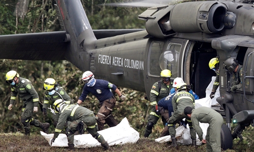 Nhân viên cứu hộ chuyển thi thể nạn nhân vụ tai nạn hàng không ở Colombia hôm 28/11