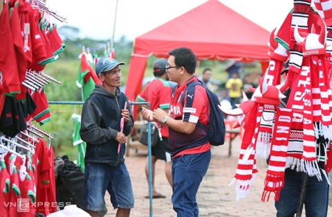Rực rỡ màu cờ sắc áo trước trận Indonesia - Việt Nam tại Bogor
