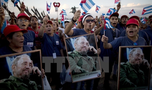 Hàng nghìn người dân Cuba tham dự lễ mít tinh tưởng niệm Lãnh tụ Fidel Castro tại Quảng trường Cách mạng Antonio Maceo ở Santiago de Cuba. (Nguồn: AP/TTXVN)