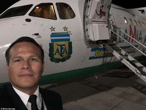 Phi công Miguel Quiroga chụp ảnh bản thân bên chiếc phi cơ định mệnh – chiếc máy bay đã rơi do thiếu nhiên liệu. Ảnh: Quiroga.