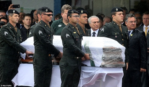 Hàng ngàn người nghẹn lòng tiễn đưa các cầu thủ Brazil tử nạn về đất mẹ