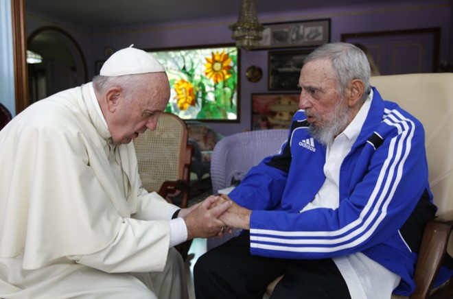Áo khoác Adidas: Một trong những điều thú vị nhất về phong cách của Fidel Castro chính là tình yêu to lớn dành cho thương hiệu đồ thể thao Adidas. Khó có thể kể hết những lần ông được chụp lại khoảnh khắc diện chiếc áo với 3 đường sọc đặc trưng đến các buổi gặp gỡ trang trọng như cuộc gặp Giáo hoàng.  
