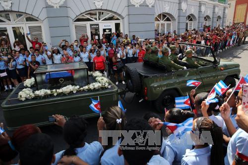 Hàng nghìn người dân Cuba đứng hai bên đường tiễn biệt lãnh tụ Fidel Castro ở Santiago de Cuba. Ảnh: EPA/TTXVN