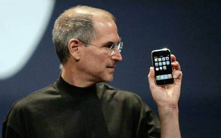 Chiếc iPhone đầu tiên trên thế giới được Apple giới thiệu vào ngày 9/1/2007. iPhone thế hệ đầu tiên có tốc độ tương đối chậm và không có 3G. Màn hình 3.5 inch, thuần cảm ứng và có vỏ kim loại phía sau. Ảnh: Telegraph