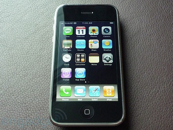 Một năm sau, iPhone 3G ra đời gần như khác biệt hoàn toàn với người tiền nhiệm. iPhone 3G được trang bị lớp vỏ nhựa đen, bóng, hỗ trợ mạng 3G, định vị GPS, giúp tốc độ lướt web nhanh hơn. Ảnh: Engadget.