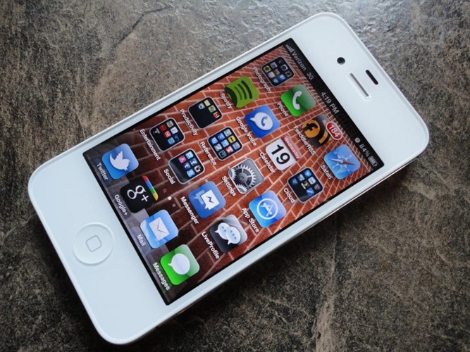 Thế hệ thứ 5 của iPhone mang tên iPhone 4S, ra mắt vào ngày 4/10/2011. Không có nhiều thay đổi trong thiết với iPhone 4 nhưng 4S sở hữu nhiều tính năng mới hơn. Ảnh: Phonedog.