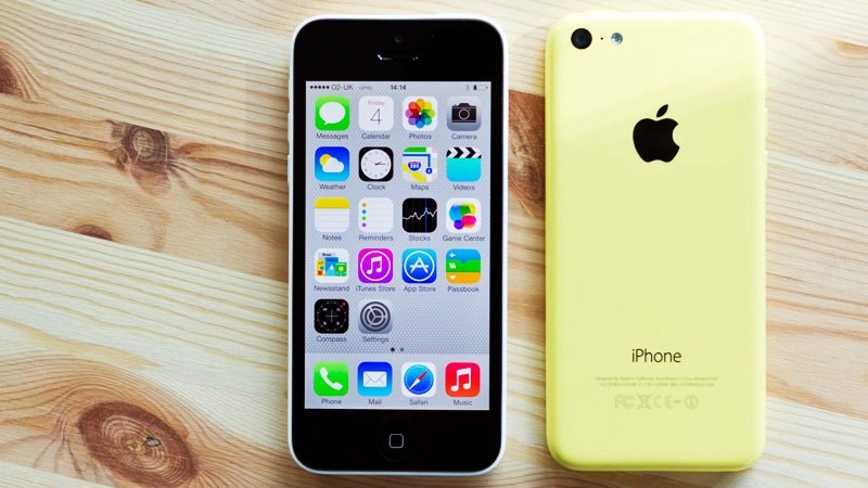 Trong khi đó iPhone 5C nổi bật với lớp vỏ nhựa nhiều màu sắc nhau, thay vì chỉ hai màu trắng và đen như trước đây. Ảnh: MacWorld.