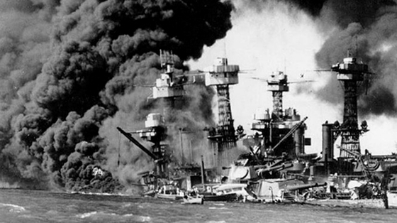 Chiến hạm Mỹ bốc cháy trong trận chiến Trân Châu cảng