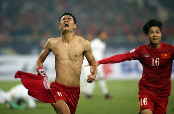 Minh Tuấn ăn mừng bàn thắng nâng tỉ số lên 2-1 cho tuyển Việt Nam