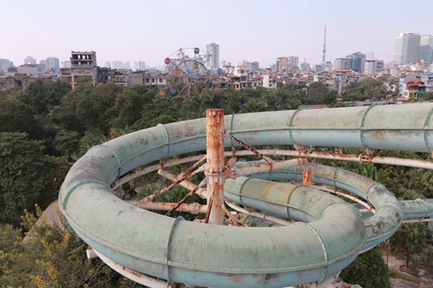 Cận cảnh ống trượt khổng lồ dài 30m, cao 20m nước từng được xem là hiện đại nhất Thủ đô, nay để không cho rêu xanh bao phủ, phần sắt thép hoen gỉ