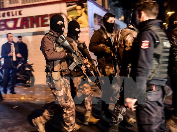 10 kẻ tình nghi đánh bom kép rung chuyển Istanbul bị bắt