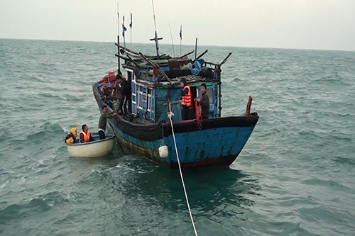 9 nhà khoa học và 4 ngư dân gặp nạn trên biển Quảng Trị