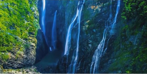  Thác Jog Falls (Ấn Độ): Ngọn thác Jog Falls cao 253m, được hình thành nhờ con sông Sharavath. Thu hút du khách ở sự to lớn, đặc biệt khi ngọn thác này chỉ lộ ra khi mùa khô đến. Bởi mùa mưa, khi nước dâng lên, nó gần như biến mất.