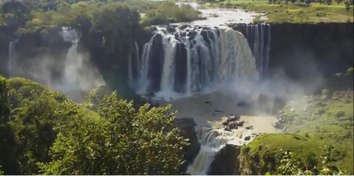 Những dòng nước trắng xóa đã phần nào nói lên độ hùng vĩ của thác Blue Nile.