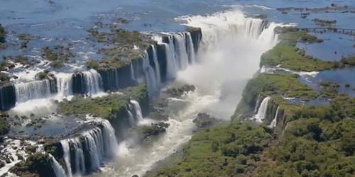 1. Thác Iguazu (Argentina): Là ngọn thác đẹp số 1 thế giới bởi sự kỳ vĩ mà thiên nhiên ban tặng.