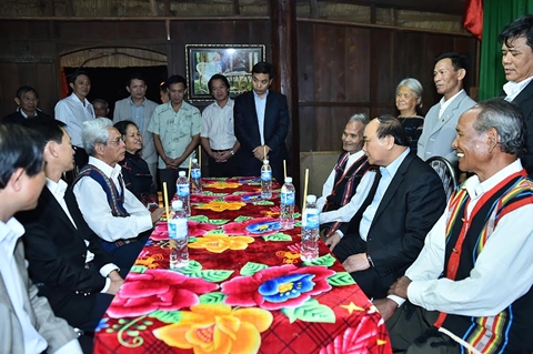 Thủ tướng Nguyễn Xuân Phúc nói chuyện với các già làng