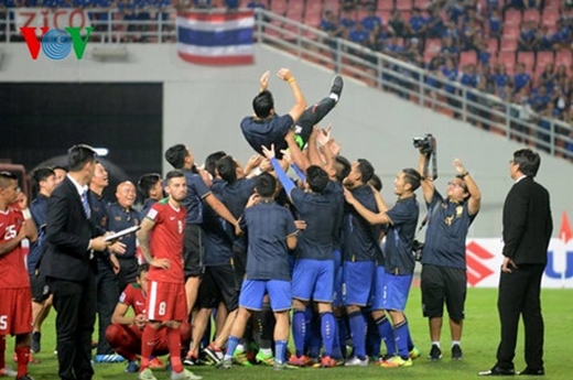 Niềm vui chiến thắng của người Thái đối lập nỗi buồn thua trận của đội khách Indonesia. (Ảnh: Quang Trung).