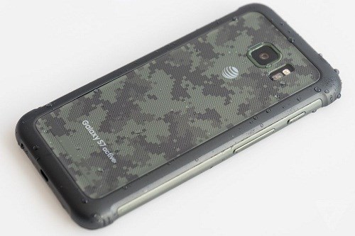 Galaxy S7 Active phiên bản hầm hố, phù hợp với môi trường quân đội. Ảnh: Tech.