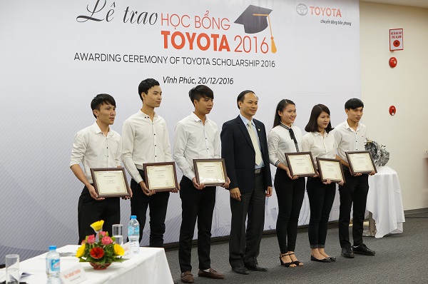 Sinh viên  nhận Học Bổng Toyota 2016