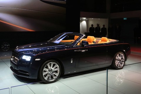  Xe mui trần tốt nhất: Rolls-Royce Dawn. Chiếc xe này có giá từ 339.850 USD. Xe sử dụng động cơ V12, dung tích 6,6 lít, tăng áp kép, công suất 563 mã lực và mô-men xoắn cực đại 780 Nm. 