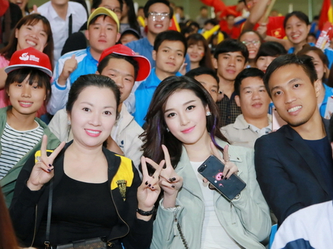 Á hậu Huyền My cùng bố mẹ đến sân Mỹ Đình cổ vũ cho bóng đá Việt Nam