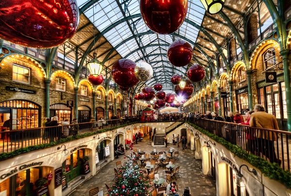 Một khu mua sắm ở Anh rộn ràng không khí Giáng sinh