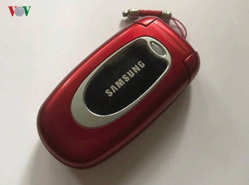 Chiếc điện thoại Samsung màu đỏ đun này một thời khiến các quý bà, quý cô mê mệt vì sự hoà nhoáng, quý phái.