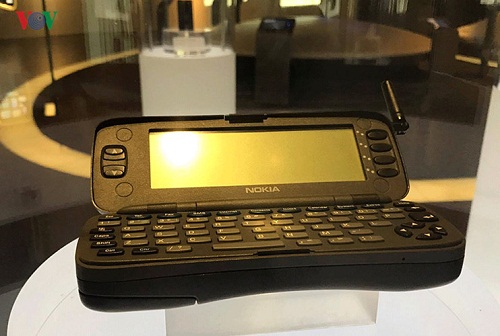 Trước đó, dòng điện thoại Nokia với kích thước và trọng lượng nặng nề nhưng là sự lựa chọn của những doanh nhân, những người nổi tiếng.