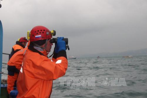 Các nhân viên cứu hộ tìm kiếm thi thể các nạn nhân trong vụ tai nạn máy bay trên Biển Đen ngày 25/12. Ảnh: EPA/TTXVN