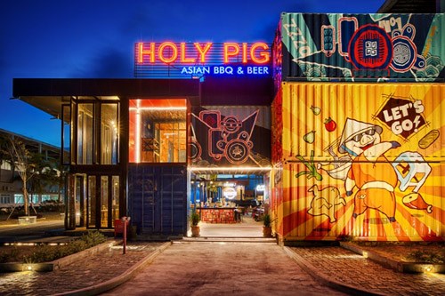 Tọa lạc trong Tổ hợp du lịch và giải trí Cocobay Đà Nẵng, nằm tại trung tâm Đà Nẵng – Hội An, nhà hàng container BBQ Holy Pig mang phong cách trẻ trung, đậm sắc màu. 