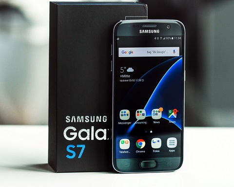 Samsung Galaxy S7 (14,99 triệu đồng). Samsung Galaxy S7 cũng đạt chuẩn chống nước IP68 giúp bảo vệ máy vẫn an toàn khi vô tình làm đổ nước hay dính nước mưa. Camera Galaxy S7 có độ phân giải Dual Pixel 12 MP giúp cho bức ảnh chụp trong các điều kiện thiếu sáng tốt, các tính năng hoàn toàn mới như toàn cảnh chuyển động. Máy được trang bị chip Exynos mới nhất 8890, 8 nhân, đặc biệt RAM 4 GB giúp tốc độ xử lý trên máy tuyệt vời, tốc độ CPU nhanh hơn 30%. Đặc biệt S7 trang bị chất lỏng tản nhiệt giúp máy không bị nóng trong quá trình sử dụng. Bộ nhớ trong 32 GB có thể lựa chọn mở rộng thẻ nhớ lên đến 128 GB.