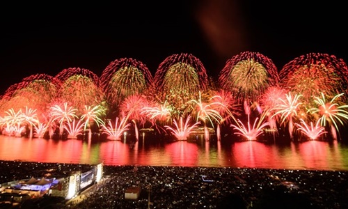 Hàng triệu người xem pháo hoa ở bãi biển Copacabana, thành phố Rio de Janeiro, Brazil hôm 1/1/2016. Ảnh: AFP