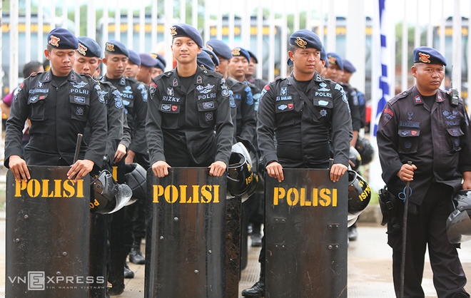 Ban tổ chức phải bố trí nhiều nhân viên an ninh bảo vệ trận đấu bởi tại Indonesia không ít lần đã xảy ra đổ máu tại các sự kiện thể thao. Điển hình như vụ ẩu đả trong trận đấu giữa CLB Persis và Martapura FC tại thành phố Solo ngày 22/10/2014, khiến một người tử vong.