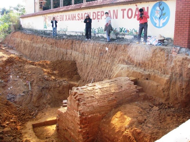 Bảo tàng Quảng Ninh đang phối hợp với các chuyên gia thuộc Khoa Lịch sử, Đại học Khoa học Xã hội và Nhân văn Hà Nội khai quật 2 ngôi mộ cổ vừa được phát hiện tại phường Mạo Khê, thị xã Đông Triều (Quảng Ninh). 
