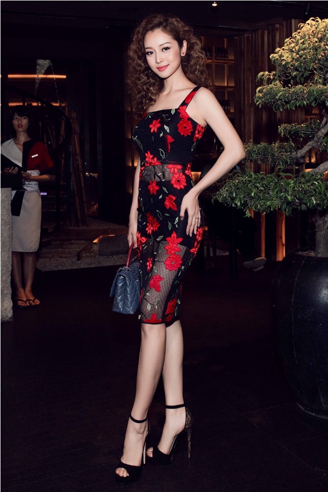  Hoa hậu Jennifer Phạm khoe dáng nuột nà với váy ren lưới cùng những họa tiết thêu đính lạ mắt.