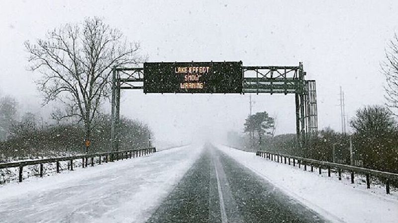 Biển cảnh báo tuyết trên đường ở Buffalo, New York ngày 15/12. Vụ tại nạn khiến một người chết ở quận Oswego, New York cũng do tuyết. Đoạn đường xảy ra tai nạn bị cấm trong nhiều giờ. Ảnh: Instragram mackensie_hoxie.