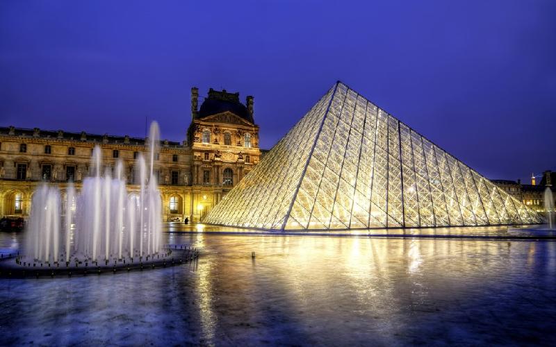 Vốn là một pháo đài và được mở cửa trở thành bảo tàng năm 1973, Louvre là viện bảo tàng nghệ thuật và lịch sử nổi tiếng thế giới, trưng bày nhiều tác phẩm nghệ thuật quý giá. Ảnh:
