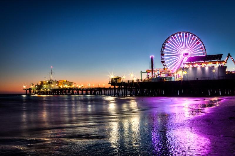 Cầu cảng Santa Monica có lịch sử hơn 100 năm, là địa điểm du lịch hấp dẫn ở Los Angeles, với vỉa hè đi bộ dọc bờ biển nổi tiếng và nhiều trò vui chơi giải trí dành cho cả gia đình. Ảnh:
