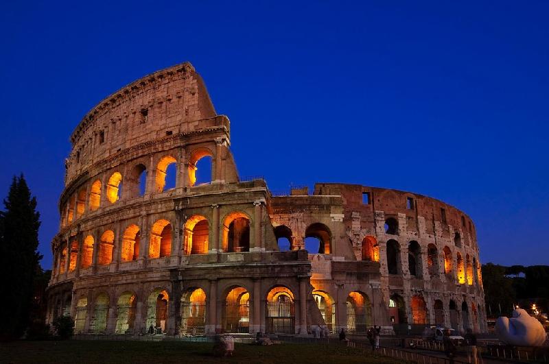 Đấu trường La Mã là địa danh nổi tiếng ở Roma, Italy. Đây là một công trình cổ, được xây dựng vào năm 80 sau Công nguyên. Du khách đến đây rất thích chụp ảnh cùng những người đàn ông mặc trang phục chiến binh La Mã. Ảnh: