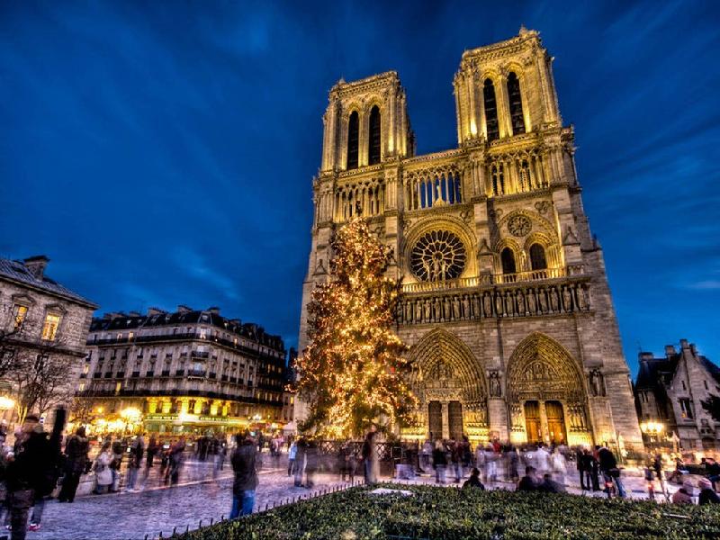 Nằm ngay bên cạnh dòng sông Seine, Nhà thờ Đức bà Paris là một công trình văn hóa nổi tiếng, mang tính lịch sử ở Pháp. Đây cũng được coi là một kiệt tác của lối kiến trúc Gothic. Ảnh: 